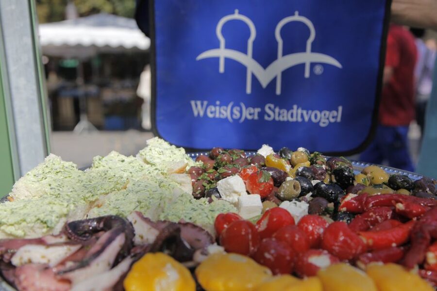 Munich: Viktualienmarkt & Altstadt Food Tour - The walk past Hofbräuhaus, Marienplatz, and Jakobsplatz feels purposeful