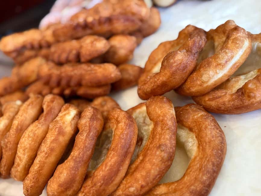 Munich: Viktualienmarkt & Altstadt Food Tour - Viktualienmarkt is the main course, and you get real stall energy