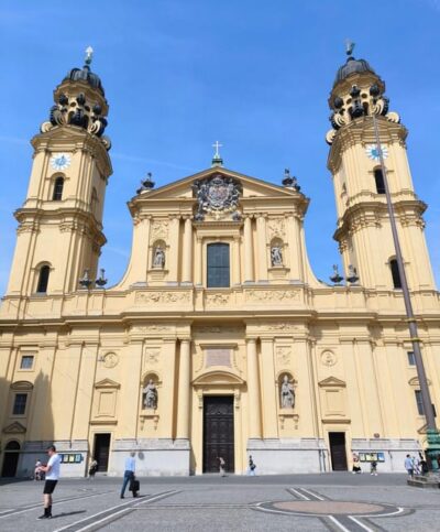 Walking tour of the old town with all your senses