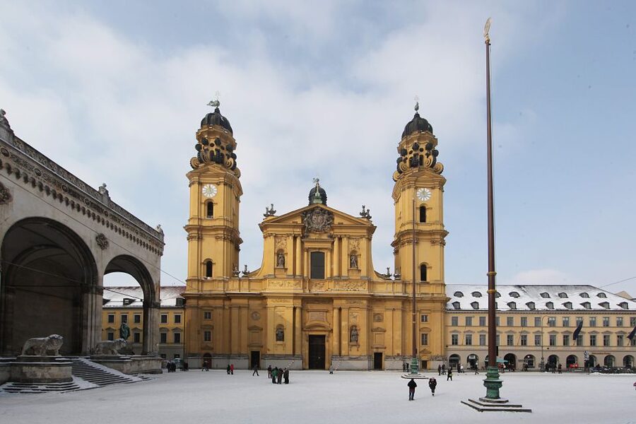 Munich: Walking Tour Old Town and Viktualienmarkt - Residenz and Odeonsplatz: Opera, royal residence, and Italian Baroque vibes