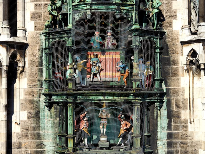 Munich: Walking Tour Old Town and Viktualienmarkt - Hofbräuhaus: not just a beer hall, a Munich stage