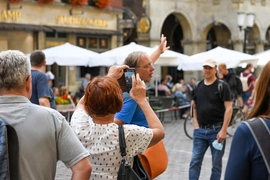 Münster: Old Town Highlights Guided Tour - Überwasserkirche and the Anabaptists: marks on stone that still look wrong