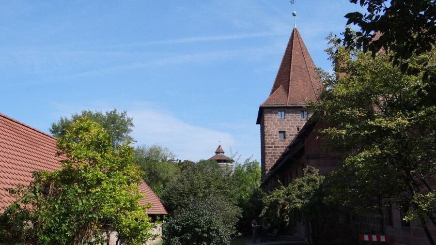 Nuremberg: 1.5-Hour Private Tour through Historical Old Town - Hauptmarkt, the Fountain, and Frauenkirche: The Heart of the City