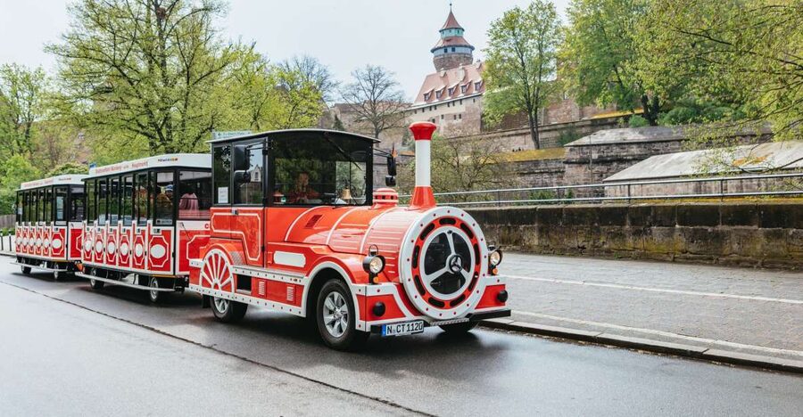 Nuremberg: City Tour with the Bimmelbahn Train - Schöner Brunnen, the 19-Meter Gold Fountain Moment