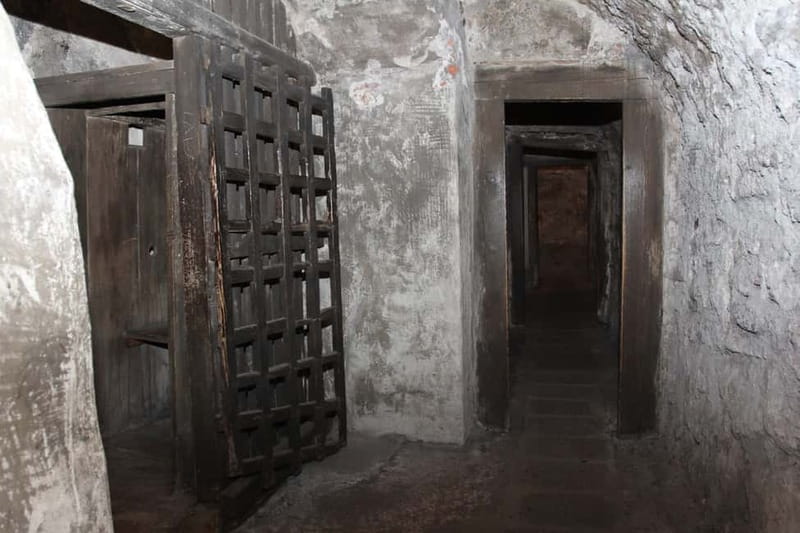 Nuremberg: Medieval Dungeons Guided Tour - Guides, humor, and why it makes the 45 minutes feel short