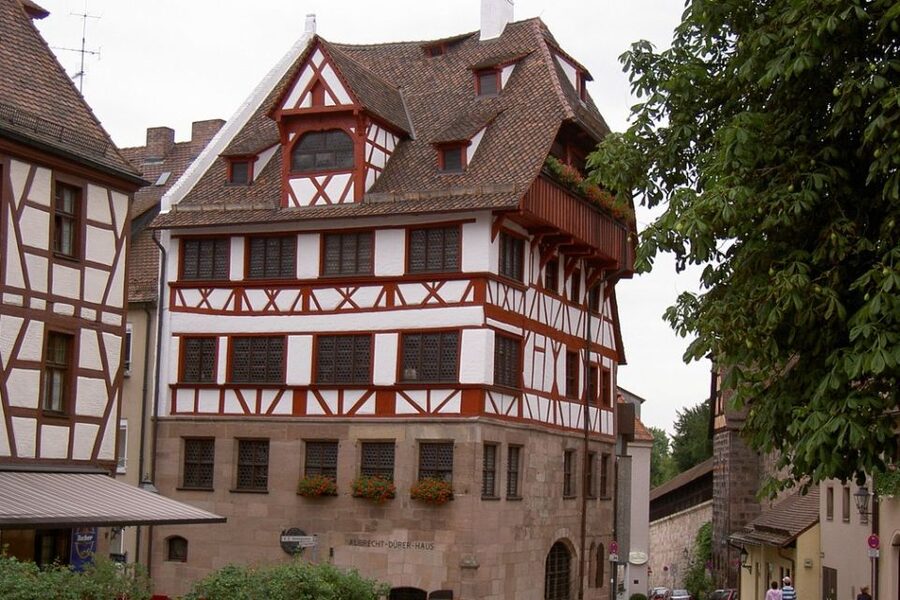 Nuremberg: Private 1.5-Hour Tour with Beer Tasting - Main Market Square, the Christmas Market machine and everyday life