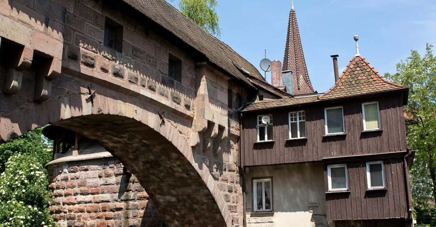 Nuremberg: The Old Town in Evening Light - IN GERMAN - Evening light starts at Ochsenportal, under the ox