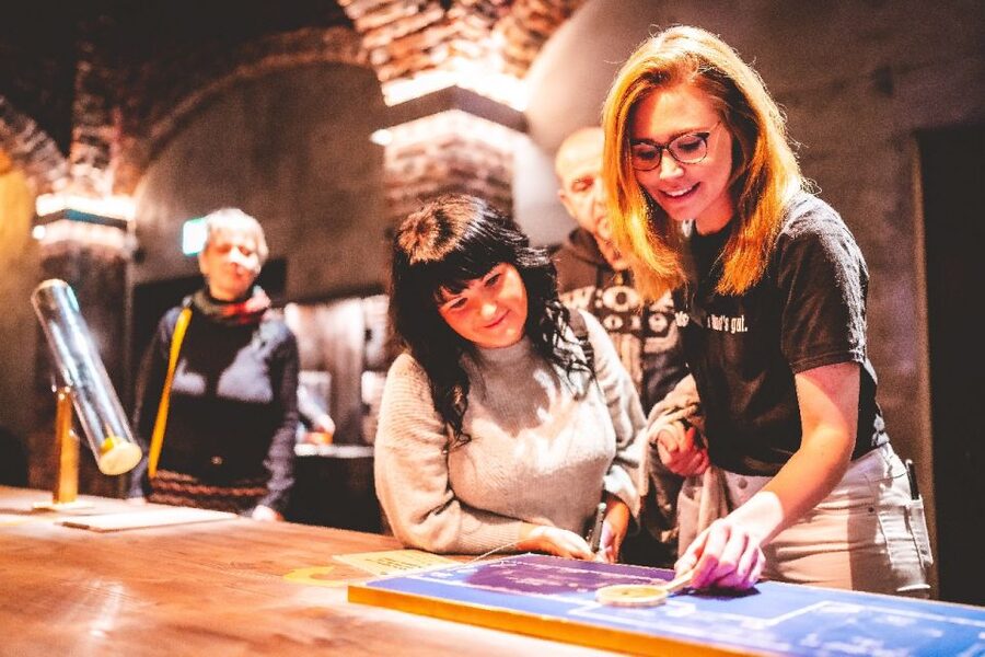 Oberhausen: HOUSE OF MAGIC - powered by Ehrlich Brothers - The magic workshop, guide tricks, and learning a trick the Ehrlich Brothers way