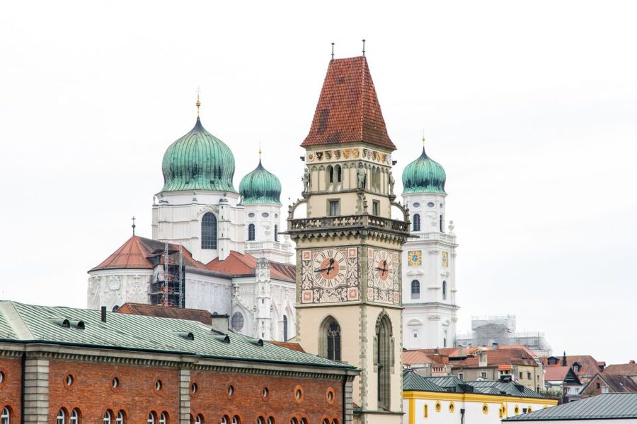 Passau: City Highlights Guided Walking Tour - Höllgasse Artists Alley: Cobblestones, Color, and a Photo Stop That Works