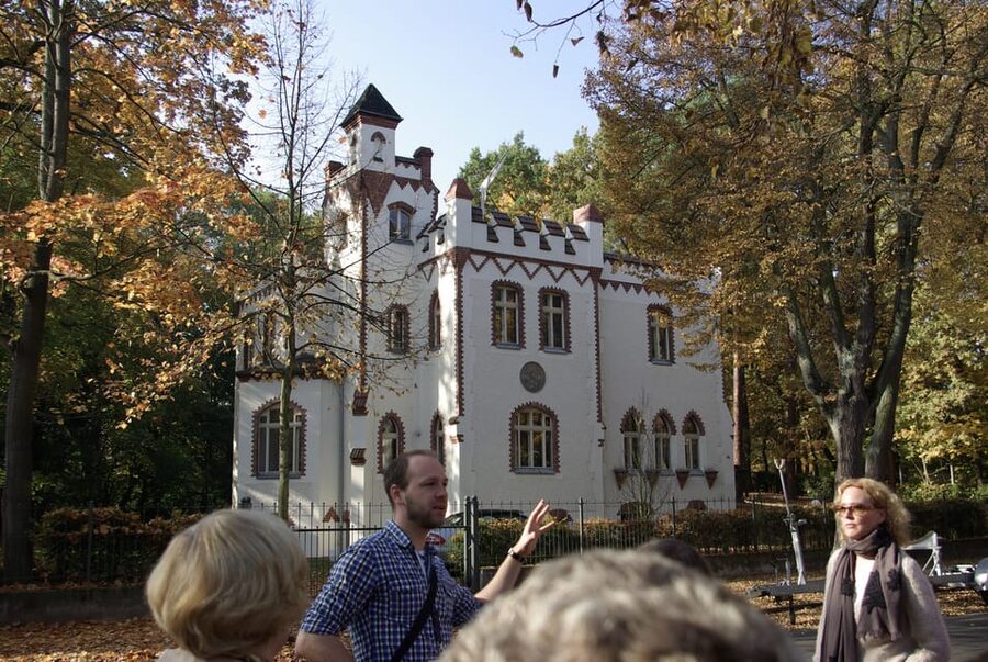 Potsdam-Babelsberg: 5-Hour-Tour "Film-History" by VW-Bus - Neu-Babelsberg villas: star fame, exclusive streets, and a reality check