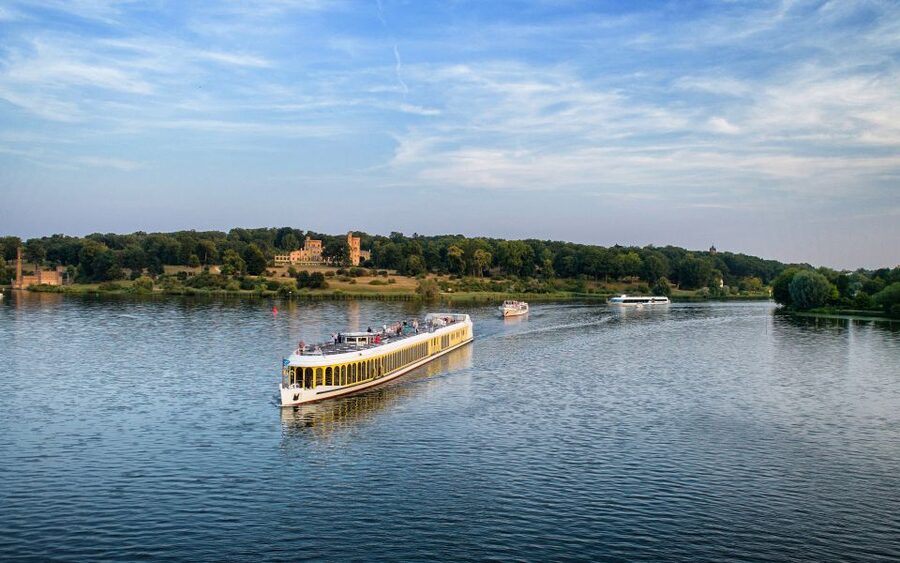Potsdam by Boat: Island Cruise - Sacrow-Paretz Canal: where the scenery turns strategic