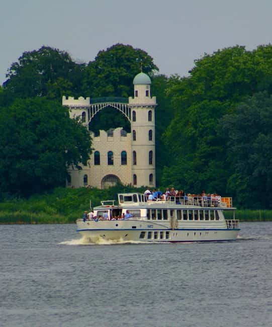 Potsdam: The evening Wannsee tour. Castles, parks, and villas. - Past canals and into Kleine Wannsee: the ride stays scenic