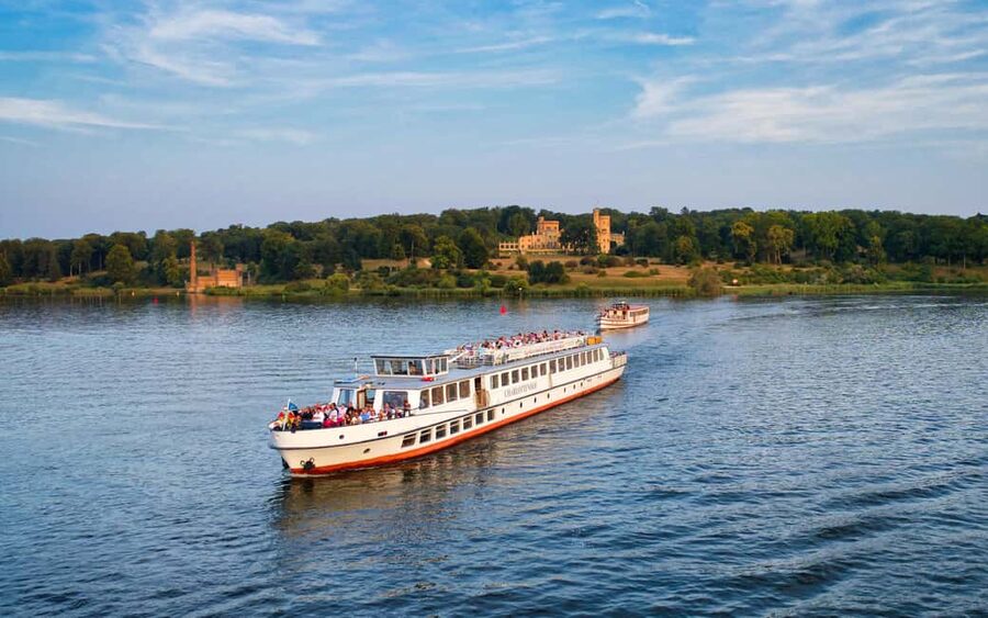 Potsdam: The evening Wannsee tour. Castles, parks, and villas. - Leaving Potsdam Harbor: Babelsberg, Griebnitzsee, and the villa era