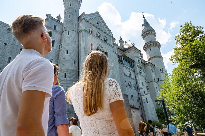 Premium Neuschwanstein Castle and Linderhof VIP Tour from Munich - Lunch Time and Oberammergau: A Short Village Break That Matters