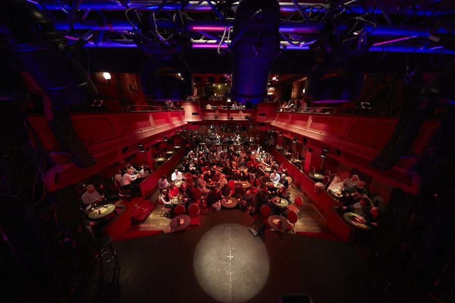 Quatsch Comedy Club Berlin: Die Late Night Show - The club atmosphere: friendly people and a crowd that follows the jokes