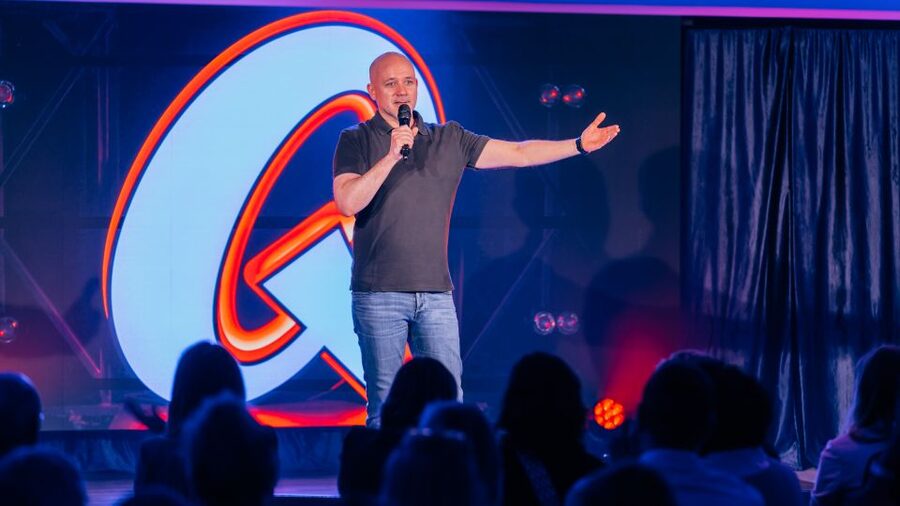Quatsch Comedy Club Hamburg: Die Live Show - Your 2-Hour Night: Host, Four Comedians, and One Short Break
