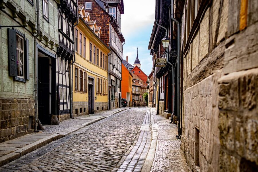 Quedlinburg: Guided City Highlights Walking Tour - Castle Hill and the collegiate church: the natural end point