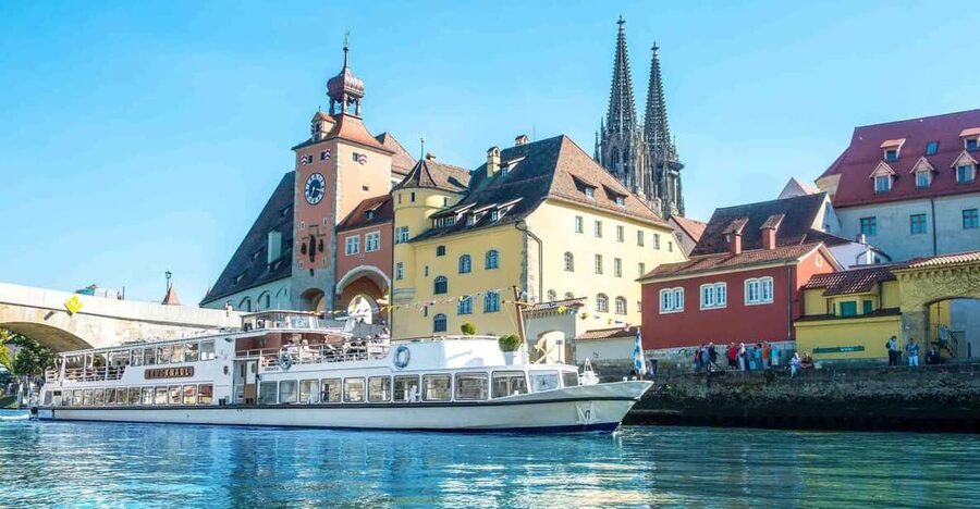 Regensburg: City Highlights Historical Boat Tour - Drinks and snacks onboard, and the no outside food rule