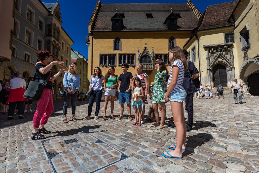 Regensburg: Guided City Walking Tour of the Old Town - St. Peter’s Cathedral and Old Town Hall: Civic and Spiritual Center Stage