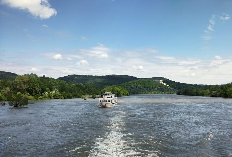 Regensburg: Klinger's Sightseeing Boat Tour to Walhalla - Regensburg and Danube Scenery: Great Views, Real Riverbanks