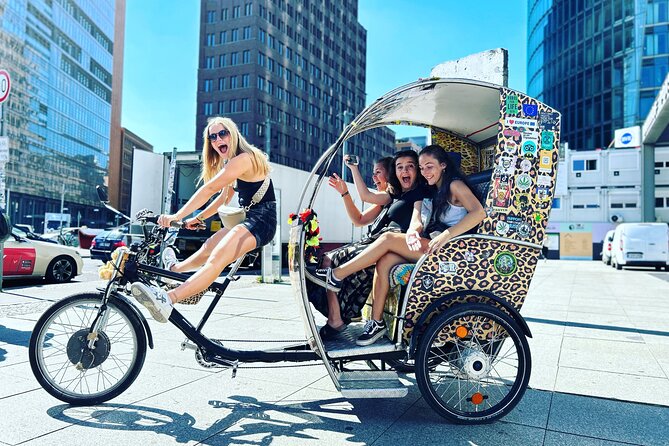 Rickshaw Tours Berlin - Groups of up to 16 people with several rickshaws - The rickshaw format: faster than walking, calmer than a bus