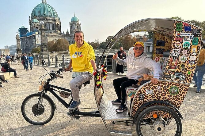 Rickshaw Tours Berlin - Groups of up to 16 people with several rickshaws - Brandenburg Gate: sandstone classicism, and the start of the story