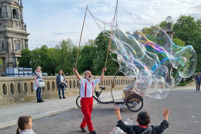 Rickshaw Tours Berlin - Groups of up to 16 people with several rickshaws - The German Chancellery: modern government, built to look transparent