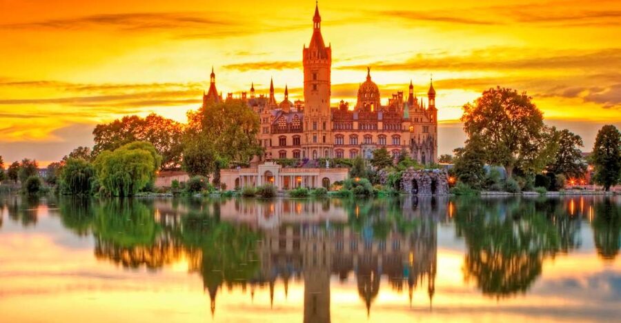 Schwerin: City Highlights Guided Tour - Starting at the Tourist Information in Schwerin, Then Straight to the Old Core