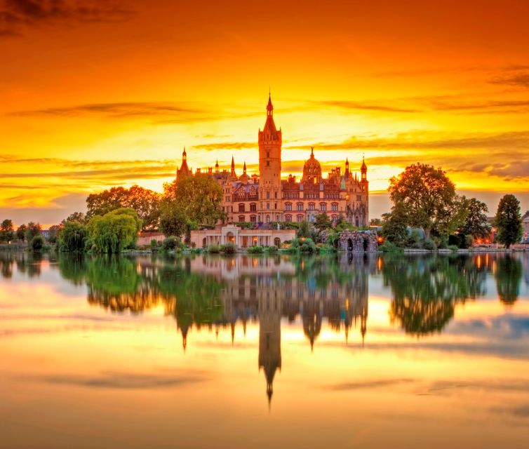Schwerin: City Highlights Guided Tour - Market Square Stories: Buttocks Parade and Henry the Lion Monument