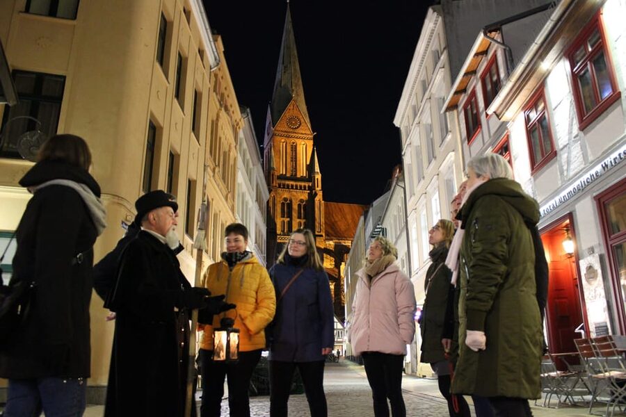 Schwerin: Tour with the Night Watchman - Walking at night in Schwerin, how to make it comfortable and worth it