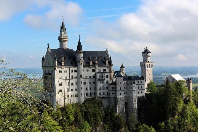 Skip the Line: Neuschwanstein Castle Private Tour From Füssen or Hohenschwangau - From Füssen or Hohenschwangau to Marienbrücke: the shuttle stop and winter reality