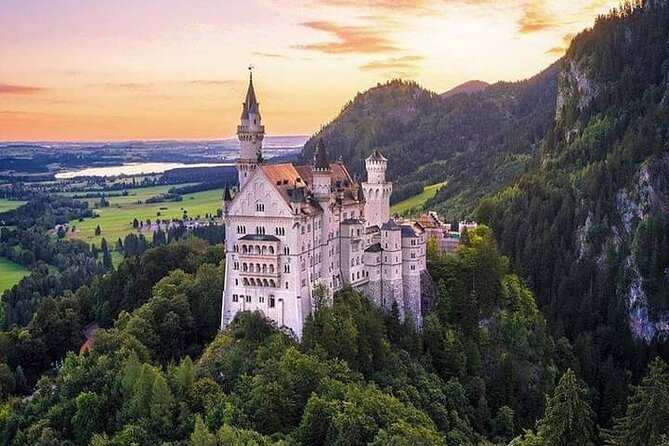 Skip the Line: Neuschwanstein Castle Private Tour From Füssen or Hohenschwangau - The return to Hohenschwangau: downhill by horse carriage