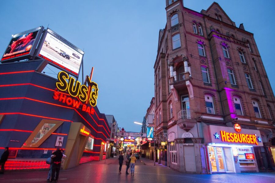 St. Pauli Nightlife Tour with Drag Queen in German - Shots, Humor, and the Real Talk Side of St. Pauli