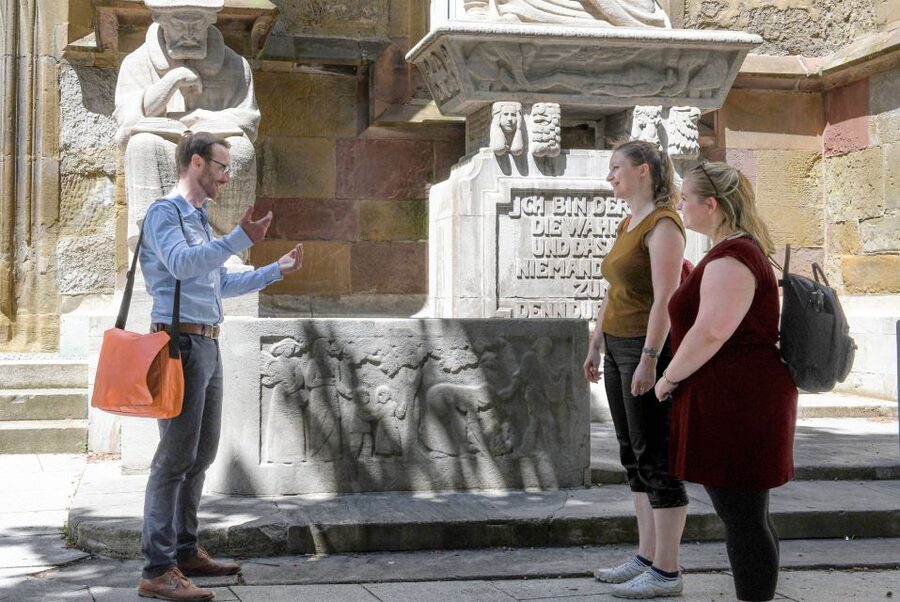 Stuttgart: entertaining guided tour to old town highlights - Humor, expectations, and what the guide style means for you