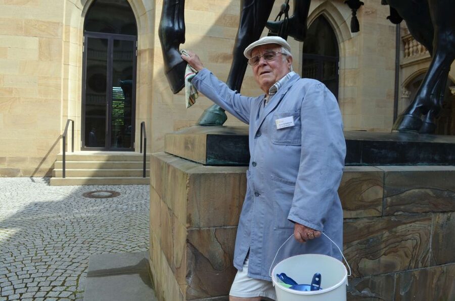 Stuttgart: "Kehrwoche" Tour in Swabian - Ending in the old castle courtyard, where the walk lands