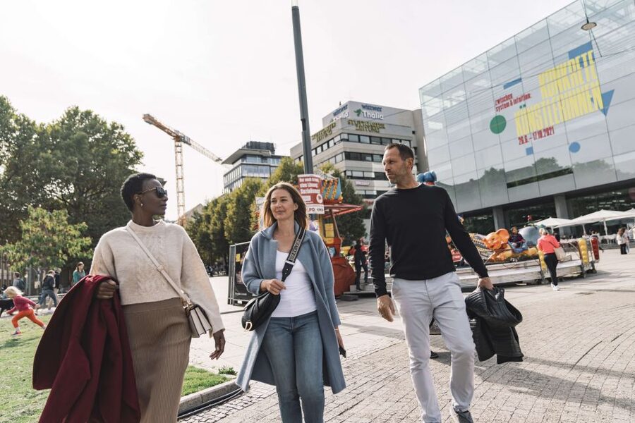Stuttgart: Private Guided Circular City Walk - Meeting at Haus des Tourismus near the historic market square fountain