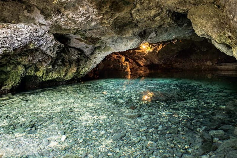 Swabian Jura: Entering the Wimsen Cave by boat - Narrow spaces and the agility requirement: who should feel comfortable