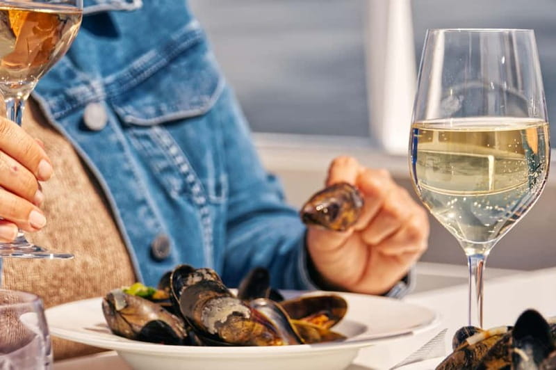 Sylt: Shell safari with boat | incl. Mussel tasting & 1 glass of wine - A 90-minute mussel farm cruise from Hörnum on Adler VI