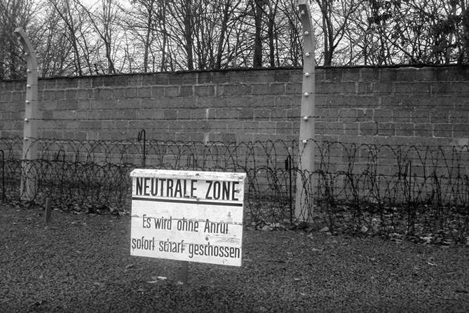 Visita en español al campo de concentración Sachsenhausen - The camp walk, in human scale: armería, entrance, casino, and command areas