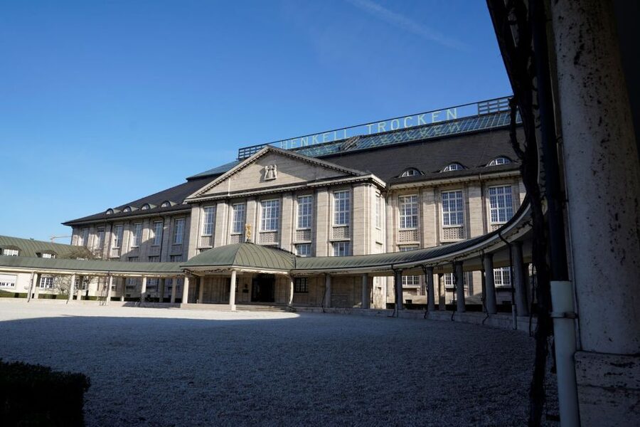 Wiesbaden: Sparkling Winemaking Tour with 3-Glass Tasting - The guided facility walk: how sparkling wine styles connect
