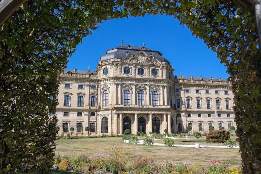 Würzburg: Private Walking Tour With Professional Guide - Market Square and the Neumünster church: more than pretty buildings